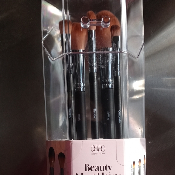 Beauty Must Haves Brush Set - Picture 2 of 6